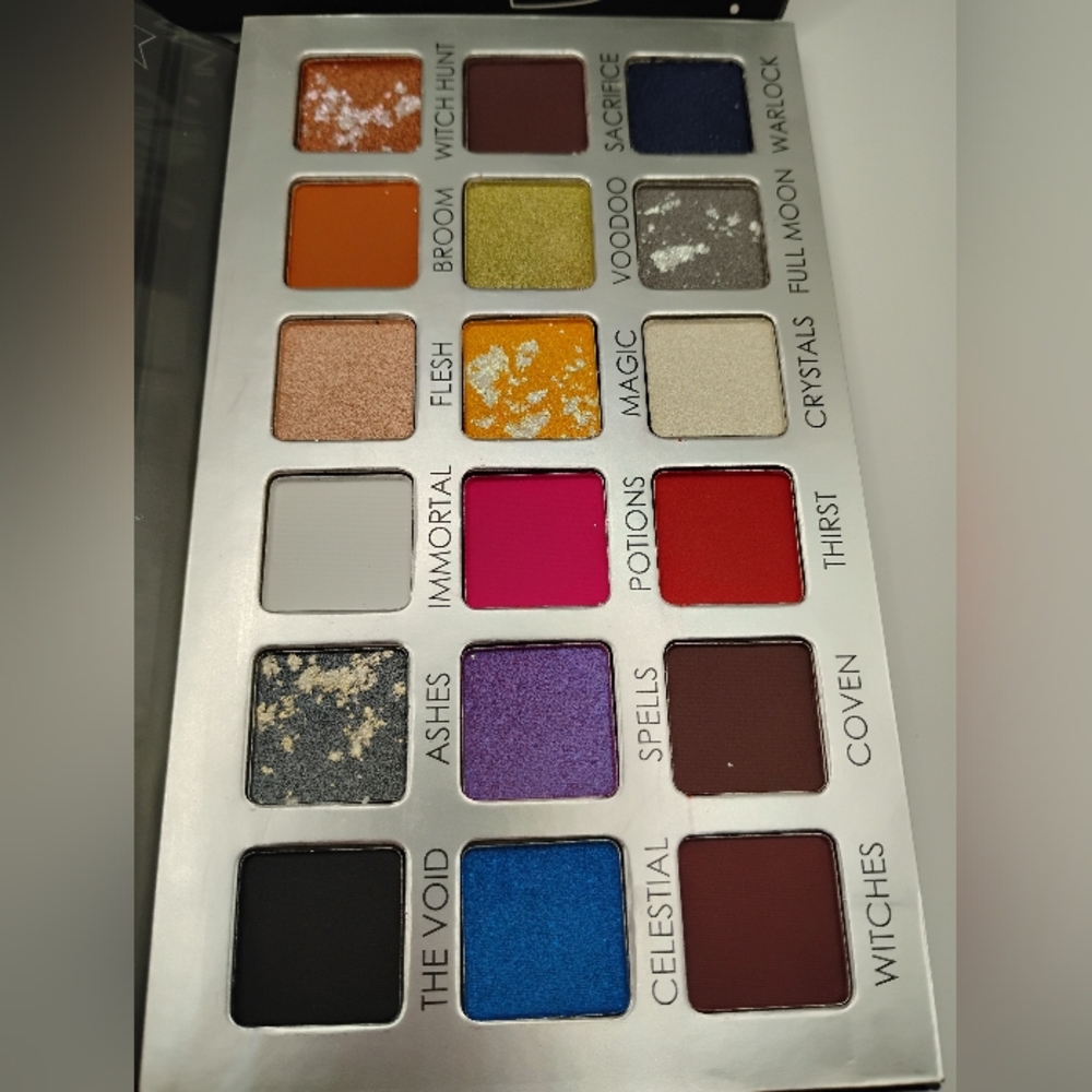 The Witching Hour Eyeshadow Palette 18 Pigmented Colors - Picture 3 of 6